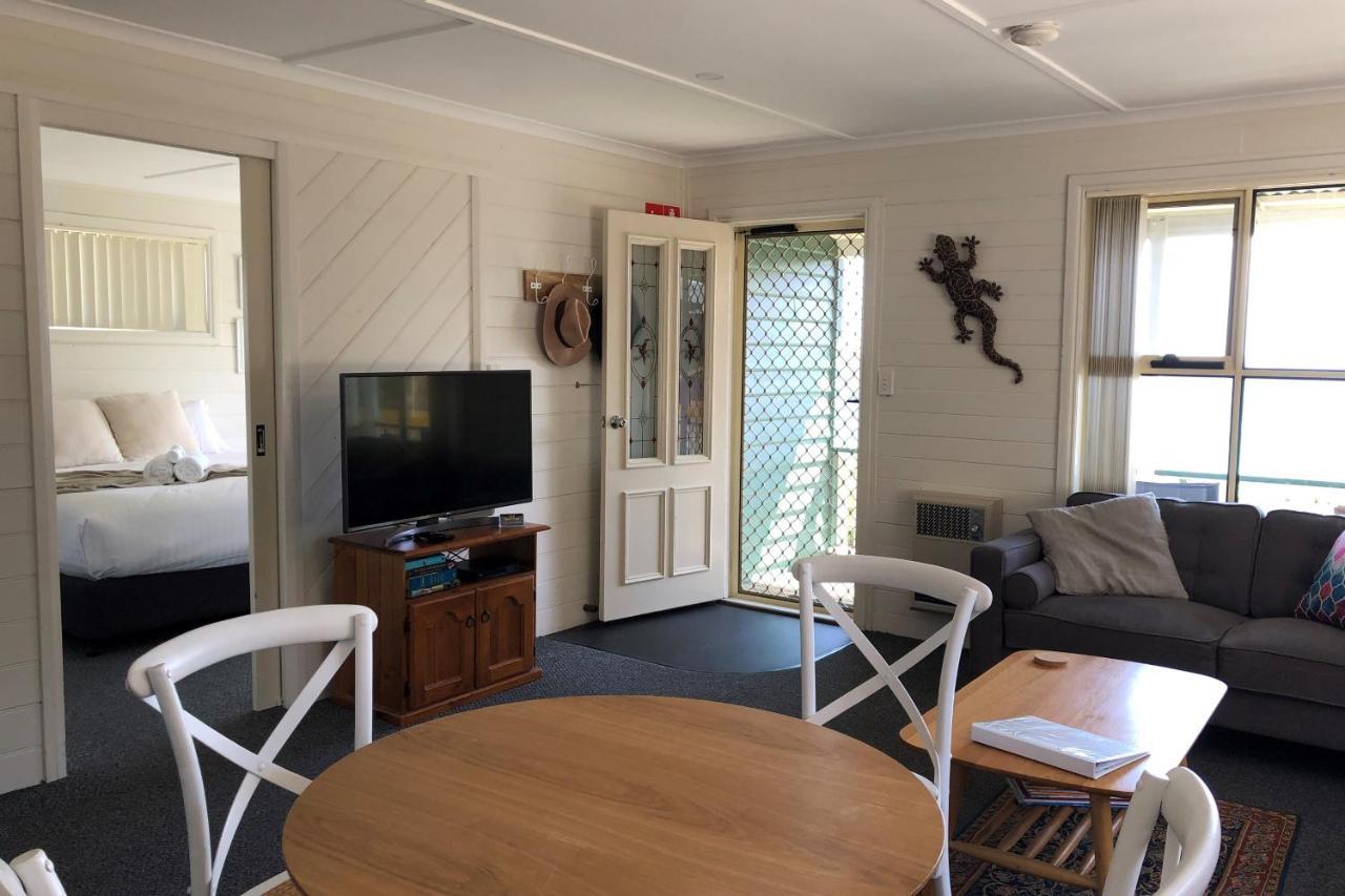Binalong Beach Cottage Beachfront At Bay Of Fires Next To Restaurant Binalong Bay Exterior photo