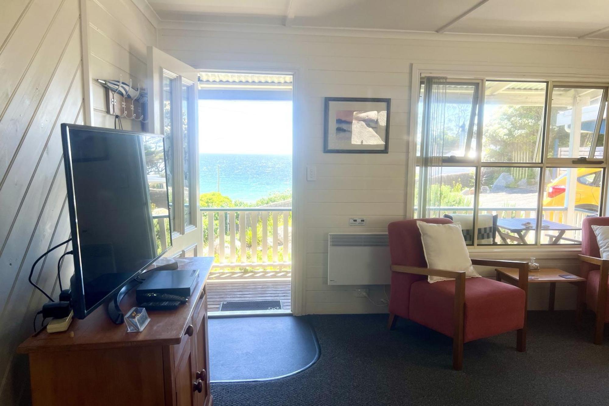 Binalong Beach Cottage Beachfront At Bay Of Fires Next To Restaurant Binalong Bay Exterior photo