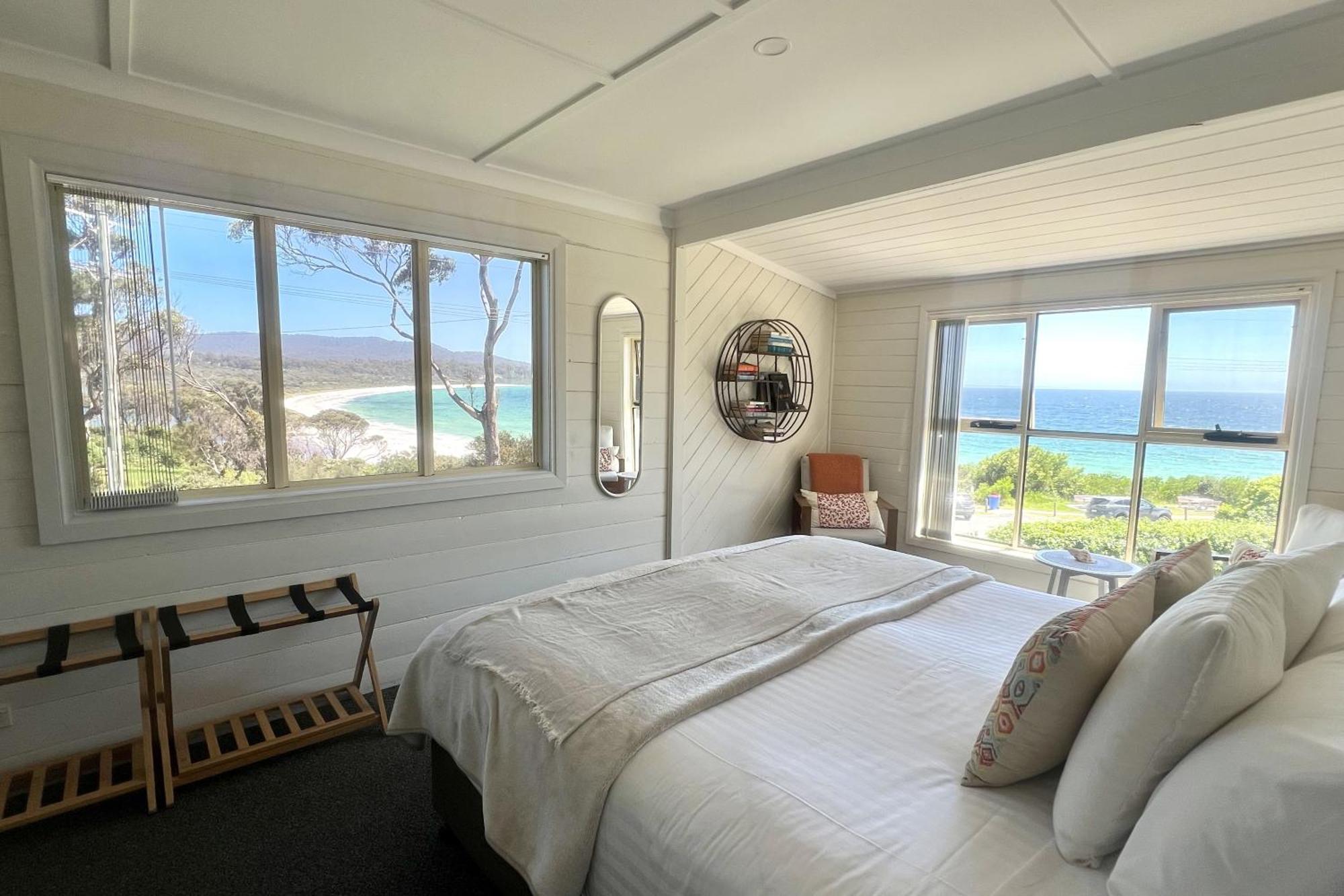 Binalong Beach Cottage Beachfront At Bay Of Fires Next To Restaurant Binalong Bay Exterior photo