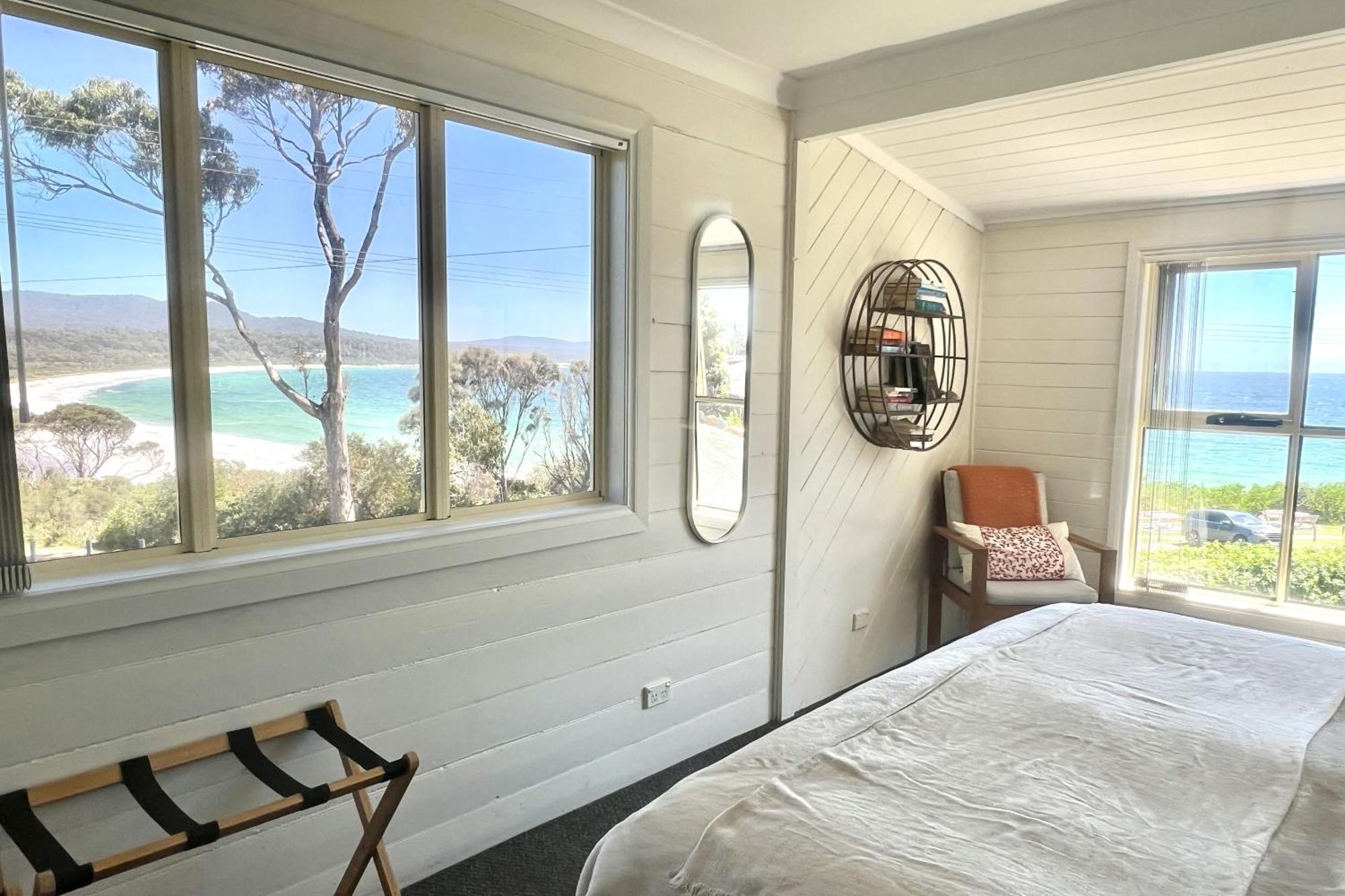 Binalong Beach Cottage Beachfront At Bay Of Fires Next To Restaurant Binalong Bay Exterior photo